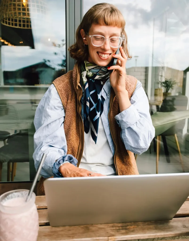 Chica feliz después de ahorrar horas de trabajo gracias a las automatizaciones y la IA