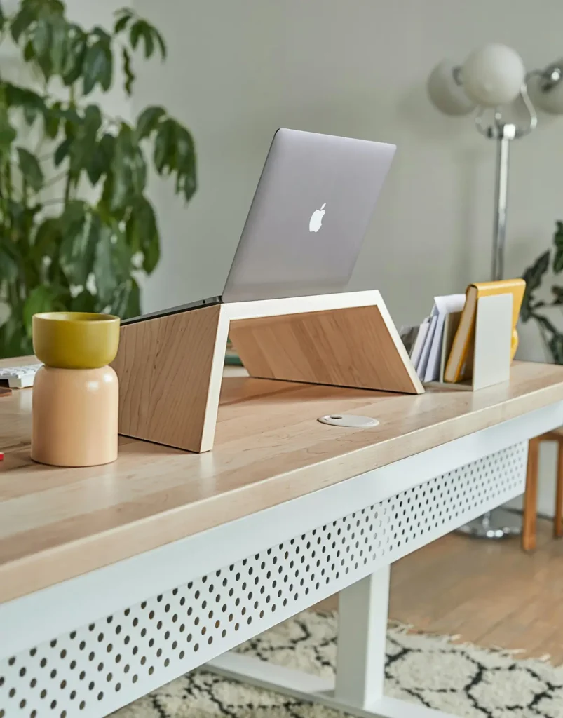 Mesa con MacBook aesthetic