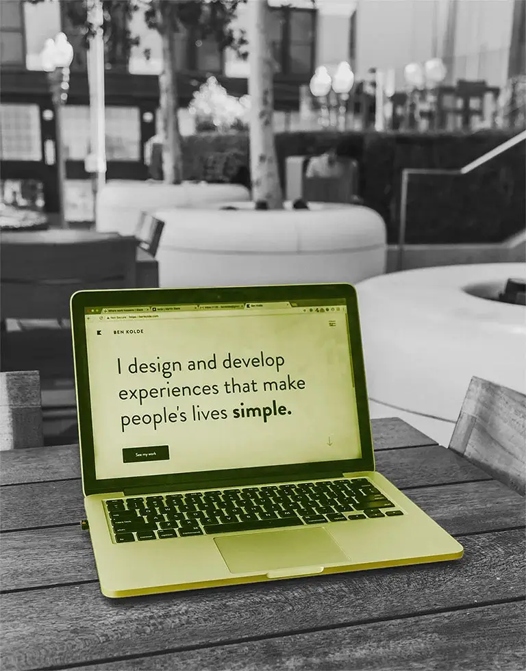 Portátil de diseñador web en una mesa exterior de un hotel