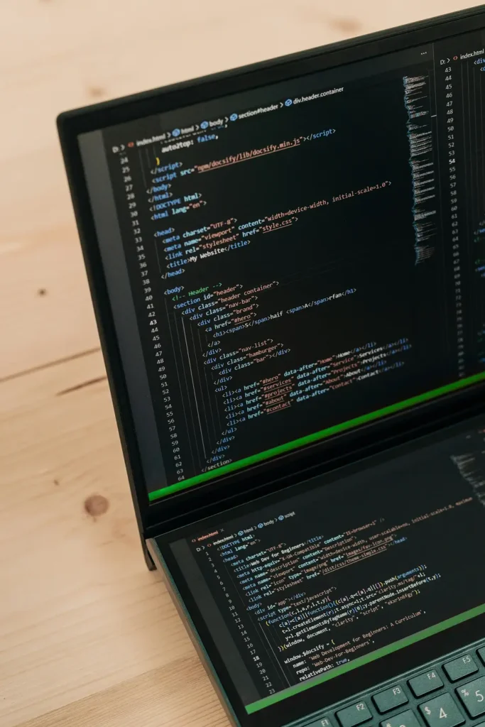 Laptop con Visual Code y código de una página web