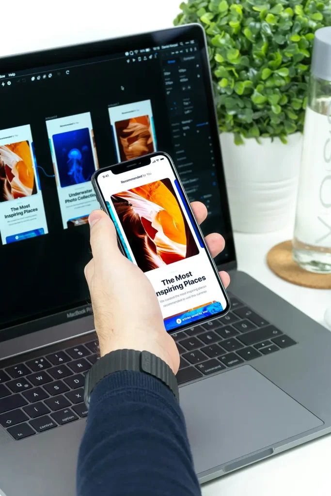 Móvil y ordenador visualizando la web para comprobar su correcta visualización.