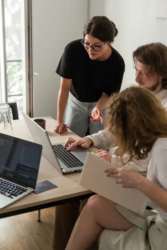 Reunión de equipo para mejorar la página web